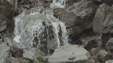 El-Agua-Encuentra-Su-Camino-A-Través-De-Las-Rocas-En-Cámara-Lenta