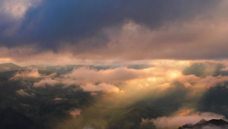 Nubes-Bajas-Sobre-Una-Meseta-Montañosa-En-Los-Rayos-Del-Atardecer.-Puesta-De-Sol-En-La-Meseta-De-Bermamyt,-Cáucaso-Norte,-Karachay-cherkessia,-Rusia.