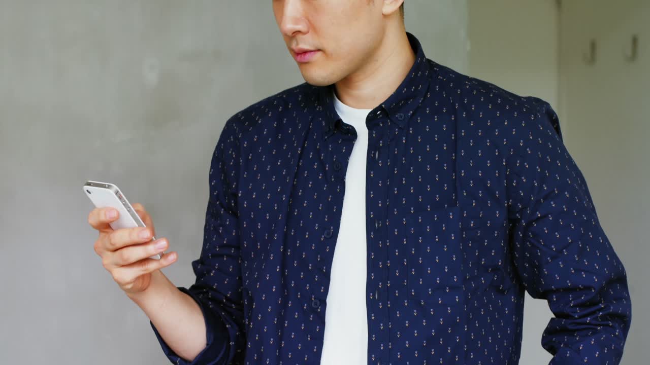 휴대 전화를 사용하는 비즈니스 임원