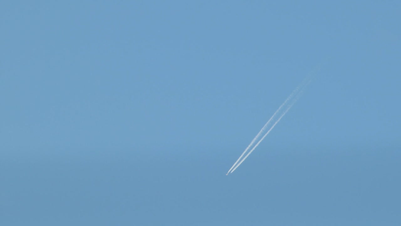 avión con rastros de vapor de contrail cielo azul claro australia, victoria, gippsland, maffra tiro de día de derecha a izquierda