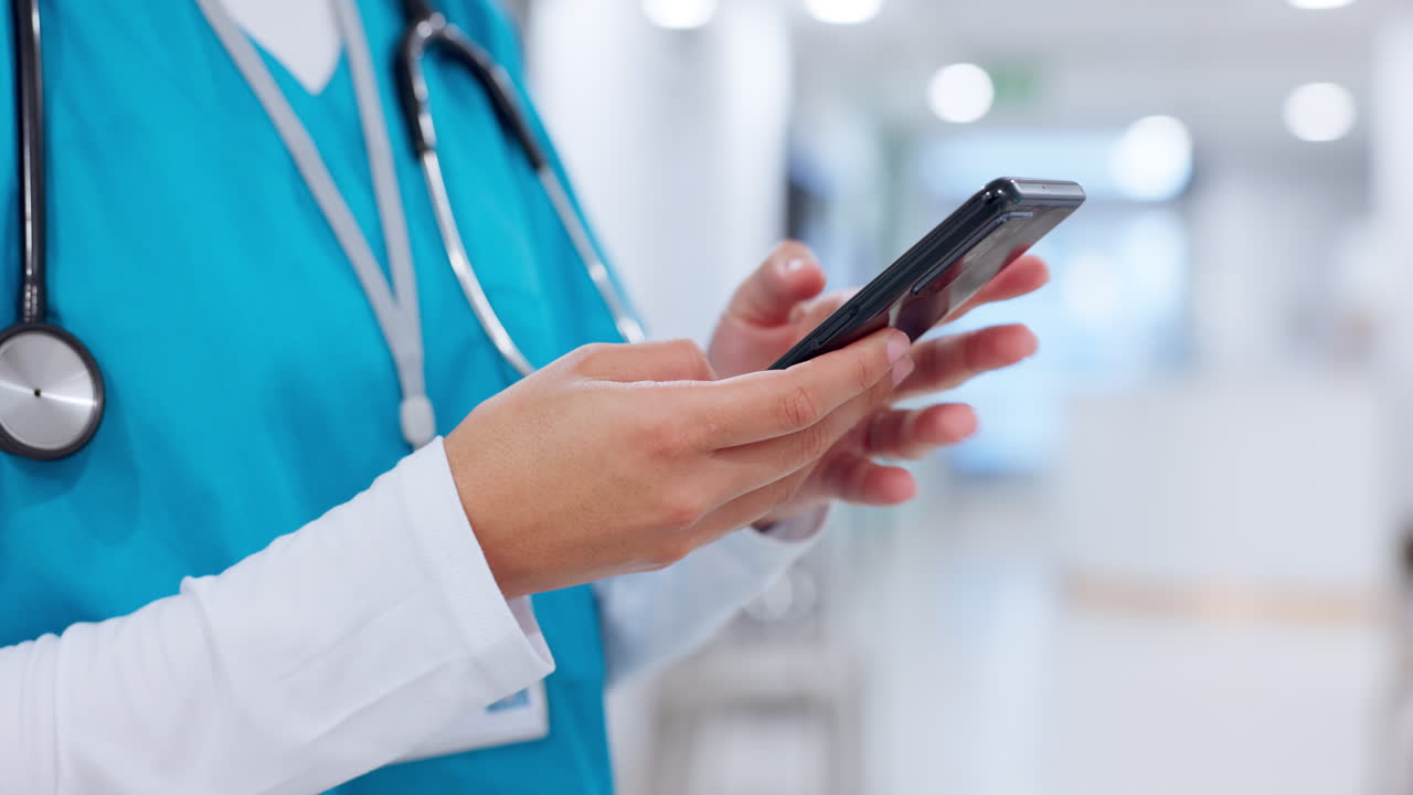 Manos tecleando, enfermera e investigación en el teléfono