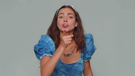 mujer disgustada agita el dedo y diciendo no, tenga cuidado, dando consejos para evitar el peligro error