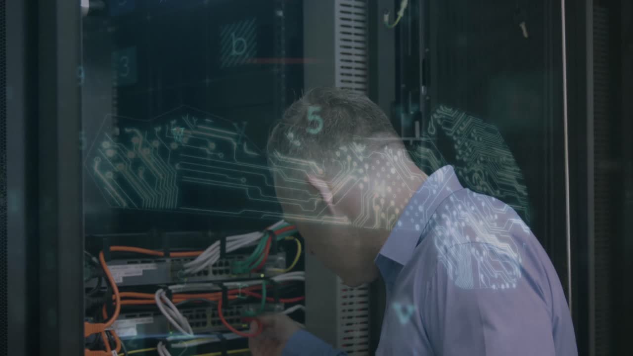 animazione dell'elaborazione dei dati con avviso di attacco informatico sul tecnico e sul server informatico