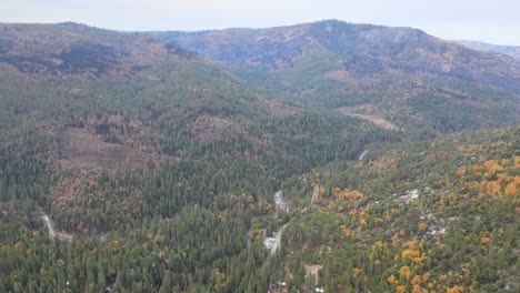 Drohnenaufnahmen-Aus-Der-Luft-Von-Der-Stadt-Kyburz,-Kalifornien,-Und-Den-Umliegenden-Waldbränden