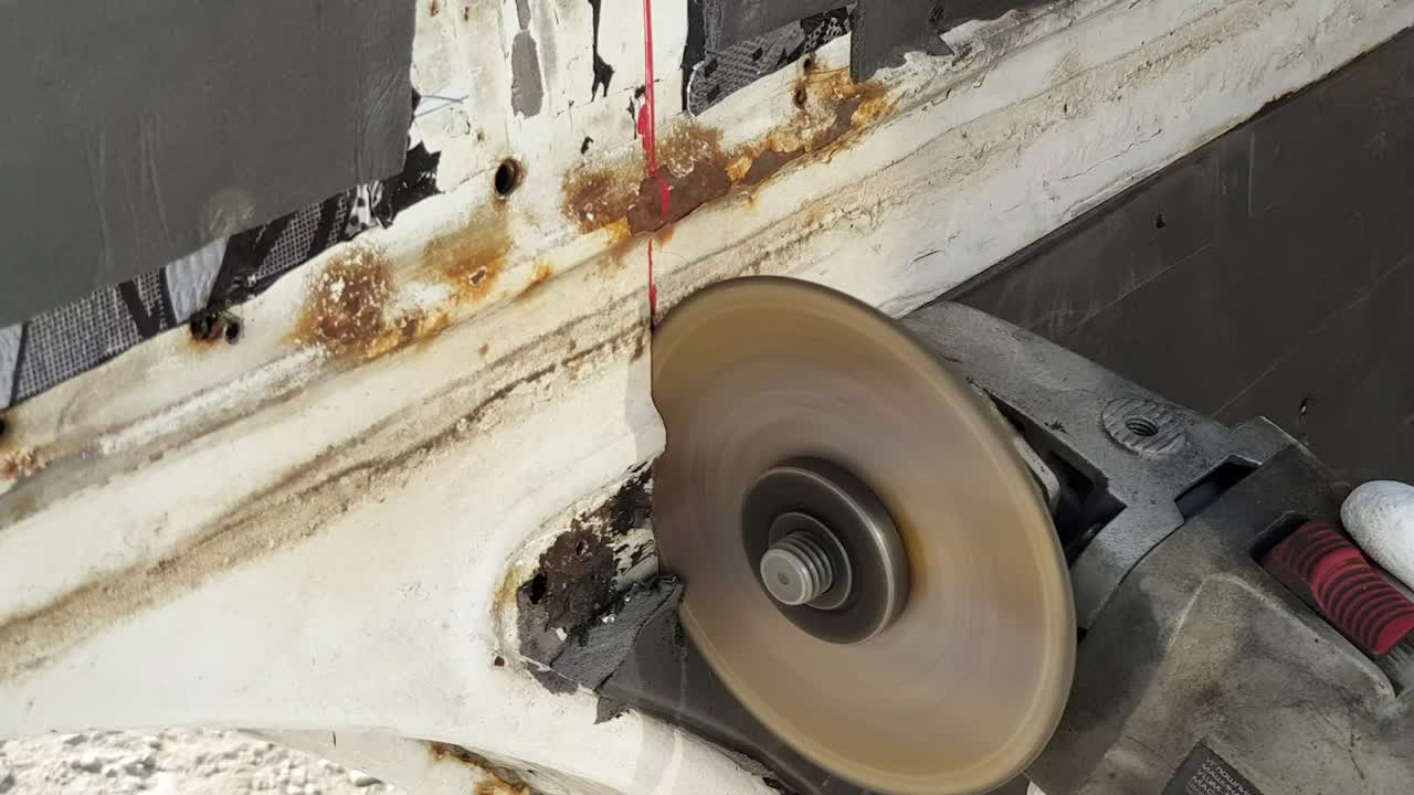 금속 파이프 각 절단기를 잘라내는 장갑을 입은 노동자, 근접