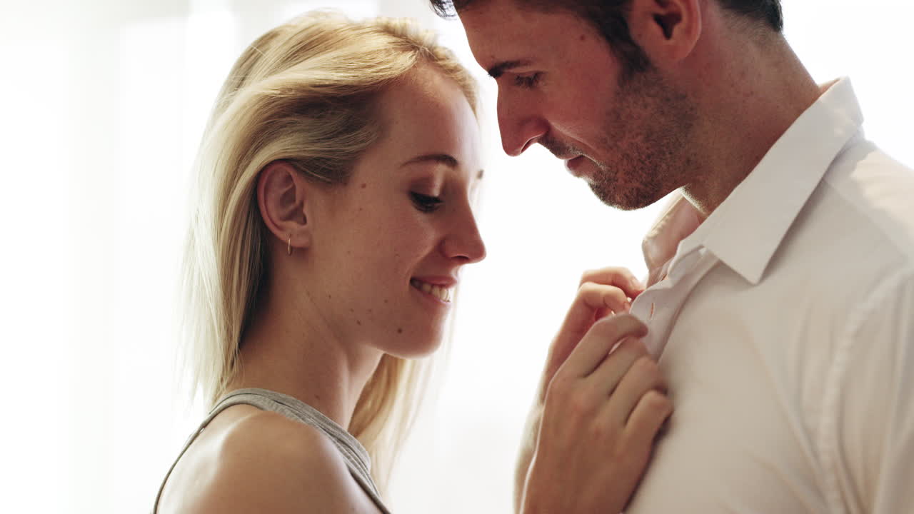 она знает, как заставить его чувствовать себя хорошо.