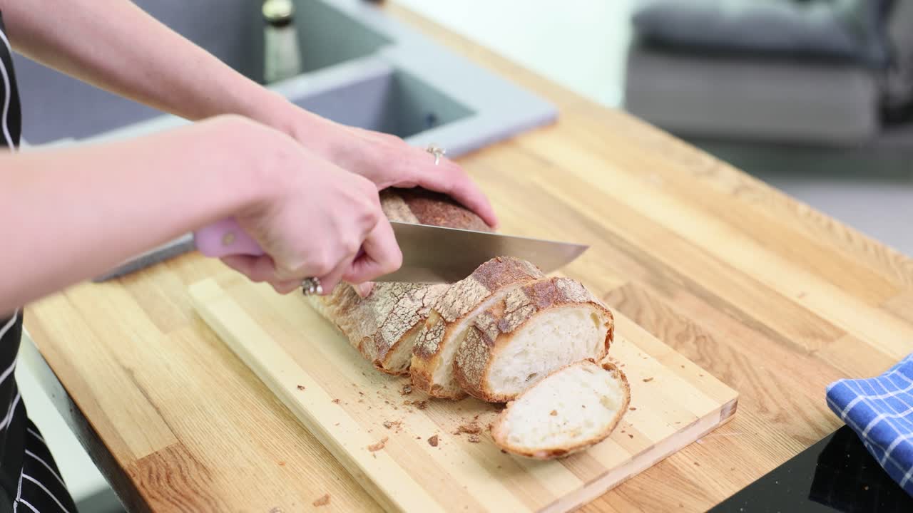 Tagliare il pane in cucina