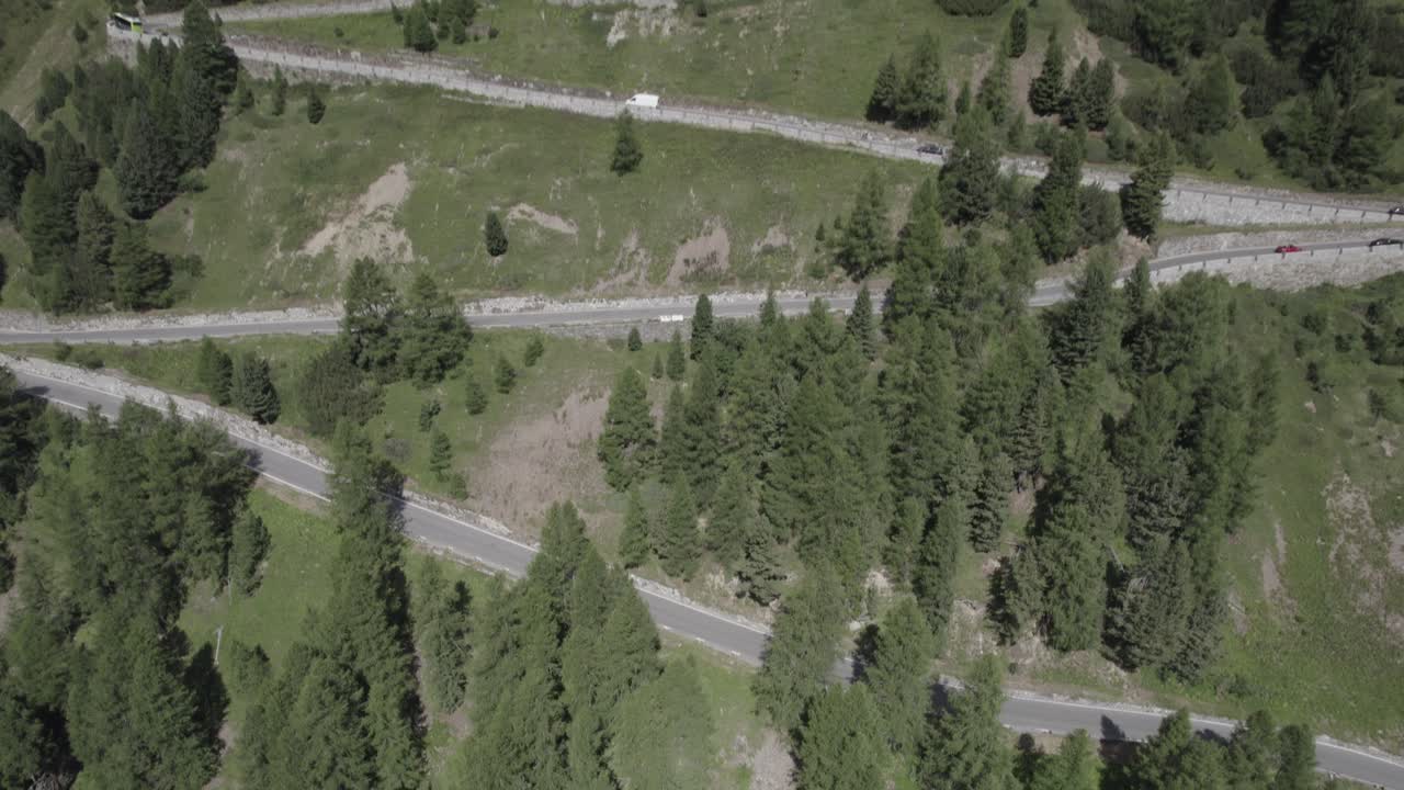 video descriptivo de avión no tripulado sobre la escalada del paso stelvio