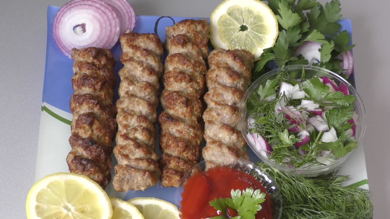 lula-kebab con hierbas frescas y salsa