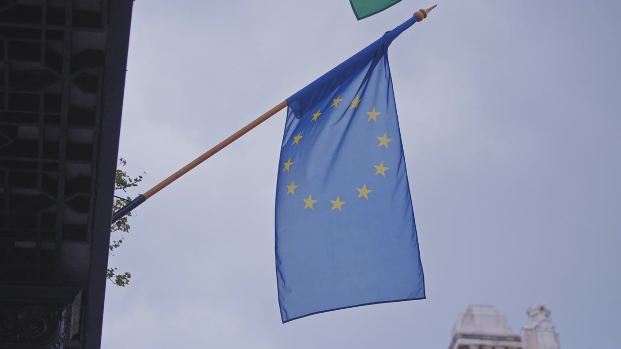 Rüzgarda yavaşça dalgalanan Avrupa bayrağı