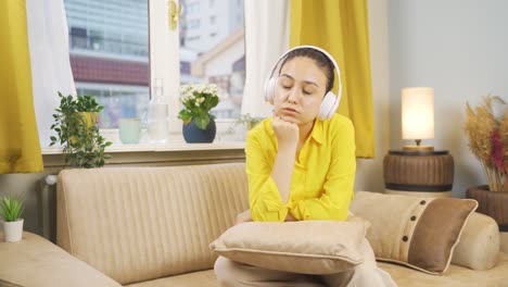 Mujer-Joven-Infeliz-Escuchando-Música-Con-Auriculares.