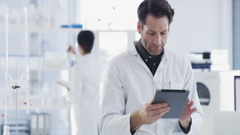 científico que trabaja en un laboratorio