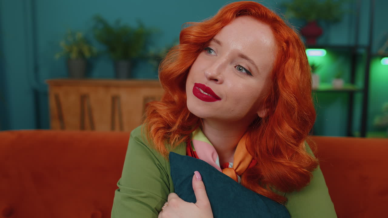 행복하고 평온한 백인 여성 미소 짓고 눈을 돌려 꿈을 꾸고 휴식을 취하고, 좋은 소식, 집에서 만족감을 느끼고