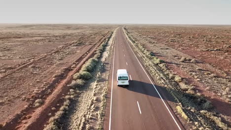 Luftverfolgung-–-Ein-Einsamer-Lieferwagen,-Der-Tief-Im-Weiten-Australischen-Outback-Unterwegs-Ist