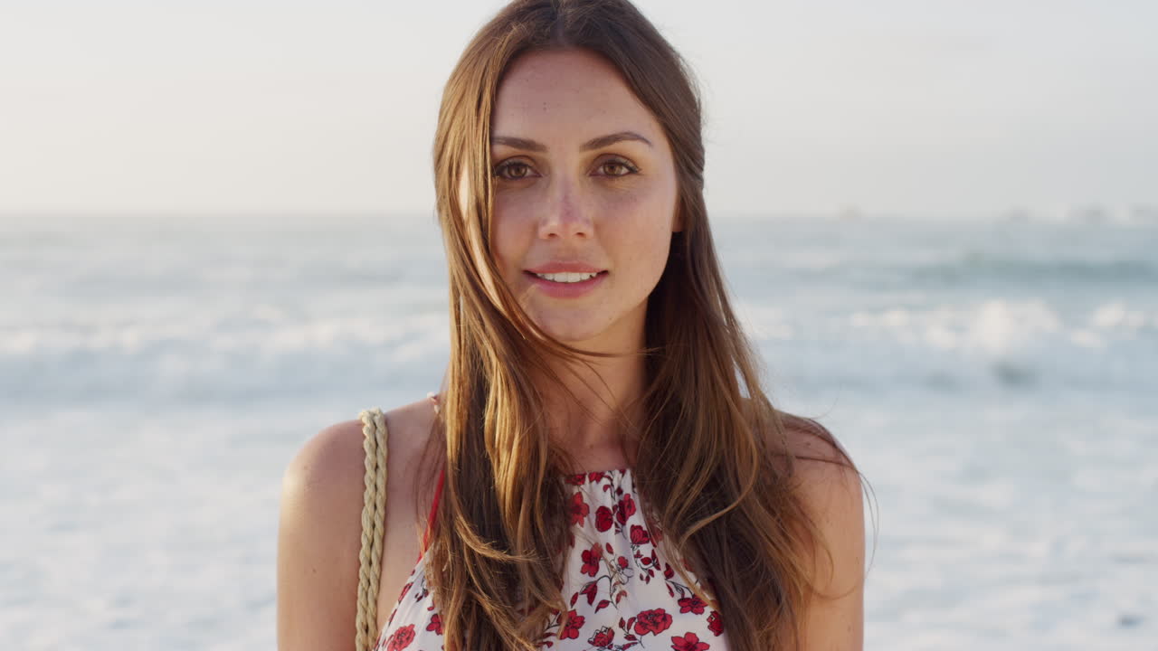 Volto di donna al mare, sorriso
