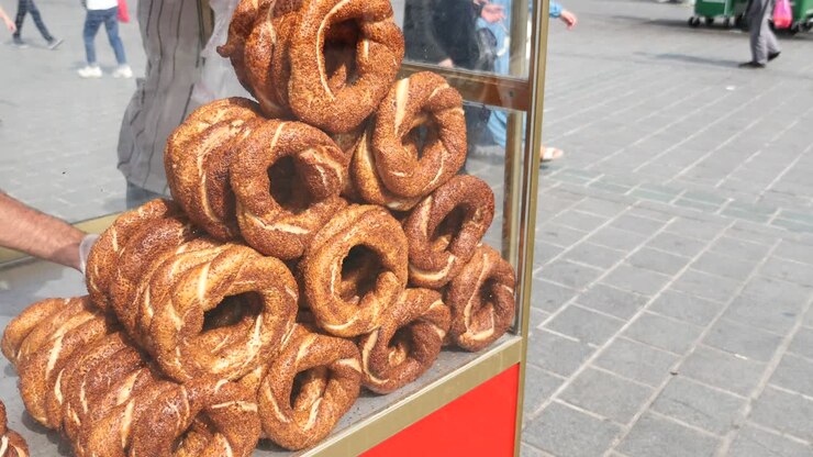 Un venditore ambulante vende simit, un pane tradizionale turco, a Istanbul