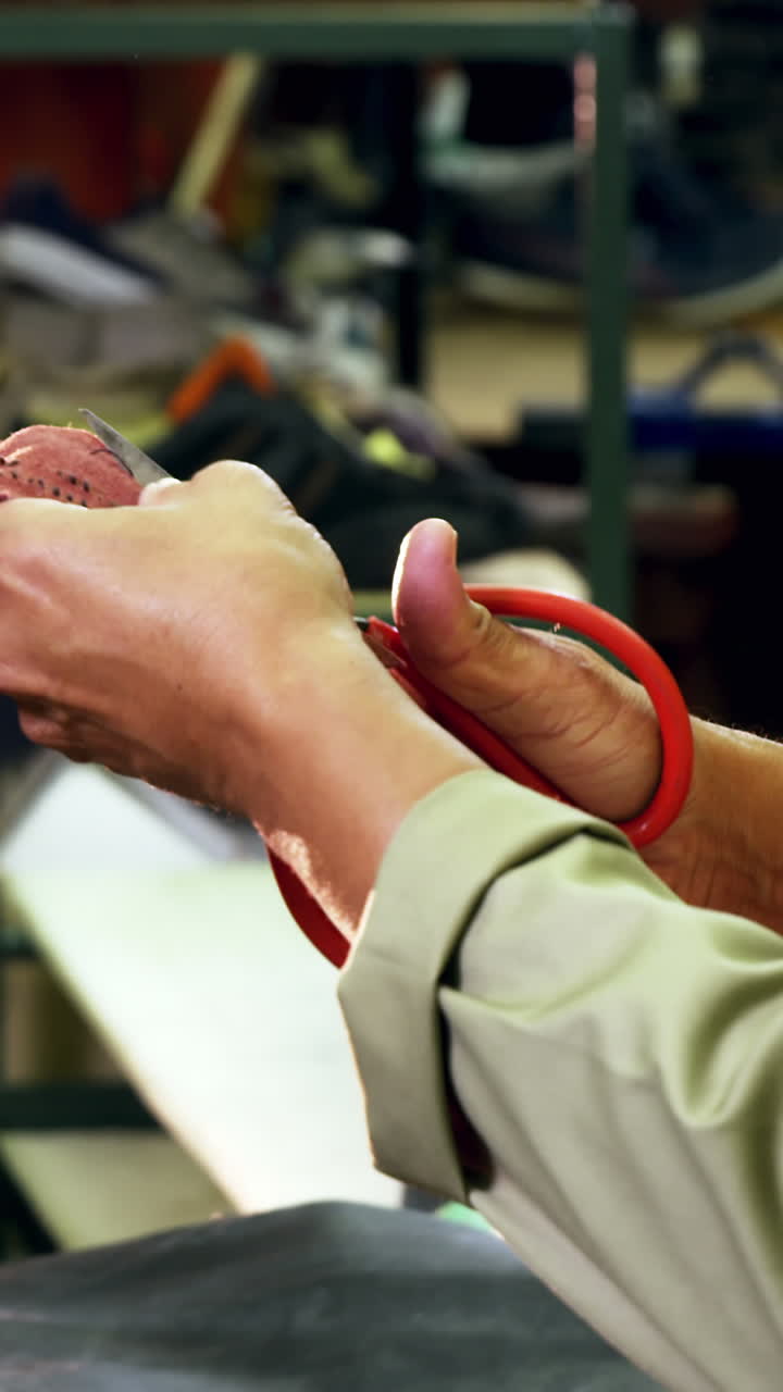 zapatero cortando un pedazo de cuero