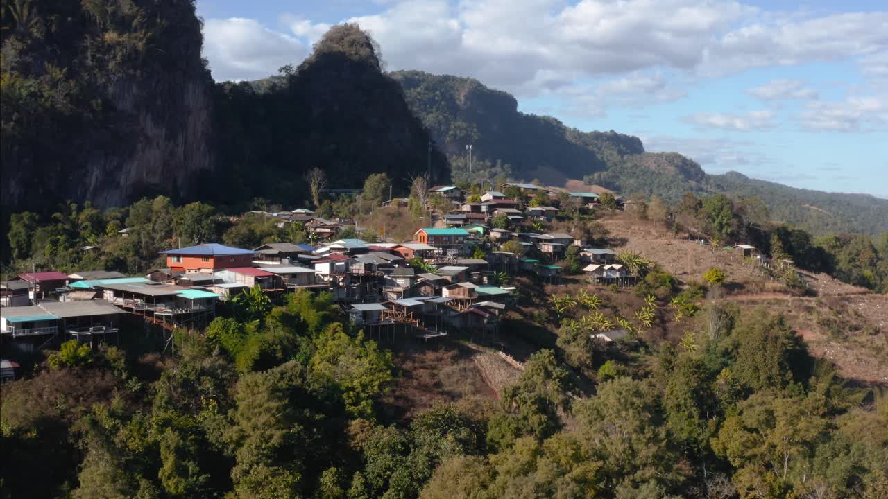hermoso pueblo lejano de ban jabo ubicado en la cumbre alta en mae hong son, norte de tailandia