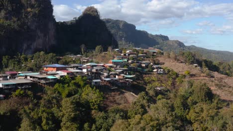 Hermoso-Y-Distante-Pueblo-De-Ban-Jabo-Ubicado-En-Una-Cumbre-Alta-En-Mae-Hong-Son,-Norte-De-Tailandia