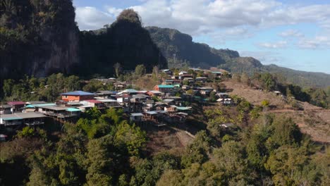 hermoso pueblo lejano de ban jabo ubicado en la cumbre alta en mae hong son, norte de tailandia