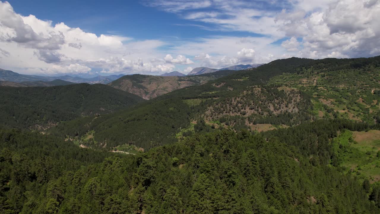 bosque siempre verde con pinos y abetos, hermosas nubes sobre el paisaje montañoso del desierto en albania