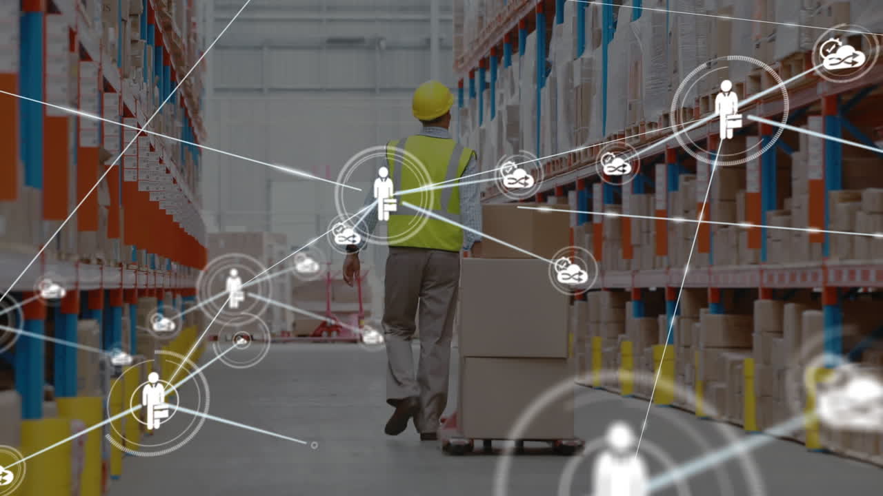 red de iconos digitales contra la vista trasera de un trabajador masculino de alto nivel tirando de una paleta en el almacén