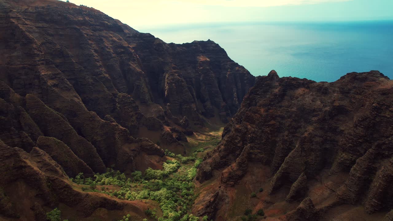 Imágenes aéreas de los empinados acantilados de la costa de Na Pali en Kauai.