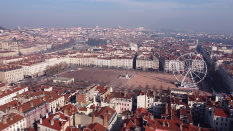 Luftaufnahme-über-Den-Bellecour-Platz-Im-Alten-Zentrum-Der-Französischen-Stadt-Lyon