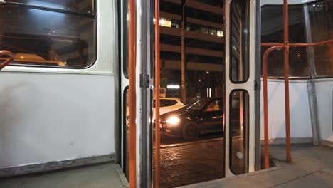 apertura de puertas de tranvía