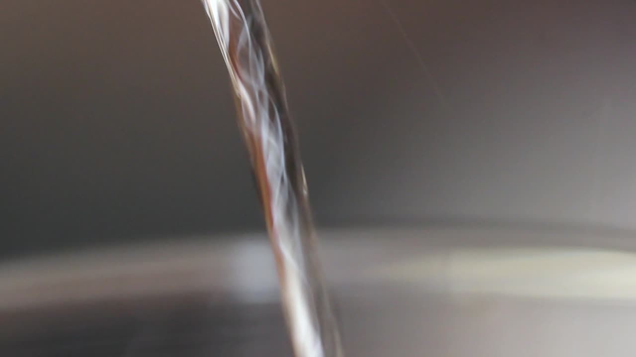 acqua da vicino. acqua potabile pura versata