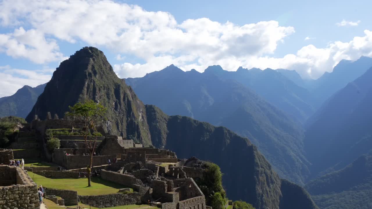 hermosa vista de las misteriosas ruinas incas de machu picchu envueltas en nubes en las montañas de los andes, región de cusco, perú