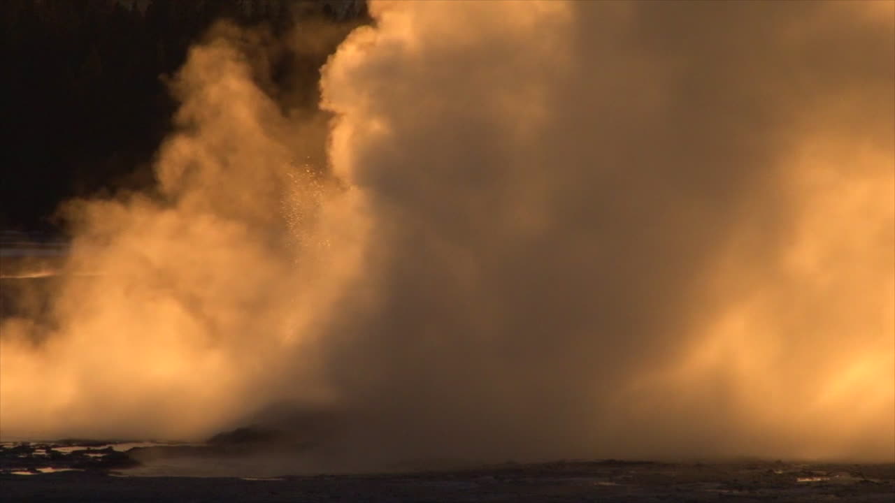 옐로스톤 국립공원에서 간헐천이 분출하다
