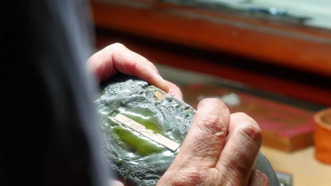 작업실 에서 일 하는 장인 여자