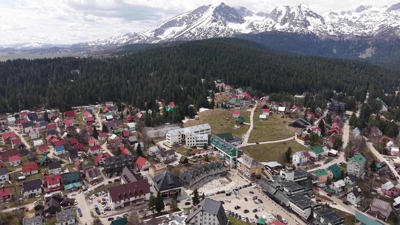 Ripresa con drone della città di Zabljak e delle cime innevate del monte Durmitor nella stagione estiva, Montenegro.