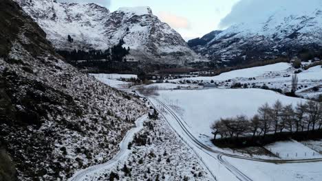 Acantilados-Cubiertos-De-Nieve-En-El-Sur-Profundo-De-Nueva-Zelanda