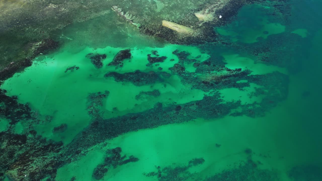 Ampia prospettiva aerea che mostra una catena di piccole isole con acque cristalline blu e verdi a Tondol