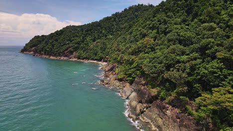 Tiro-De-Carro-De-Drones-De-La-Costa-De-La-Selva-Con-Una-Pequeña-Playa-Y-Océano