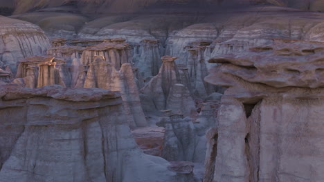 Bisti-De-na-zin-Wildnis-–-Sunset-Canyon-Hoodoos-Boomen