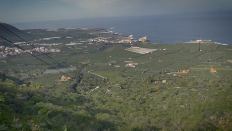 Blick-Auf-Die-Küste-Von-Teneriffa-Von-Oben-Auf-Einem-üppig-Grünen-Hügel-Mit-Blick-Auf-Bauernhöfe-Und-Städte