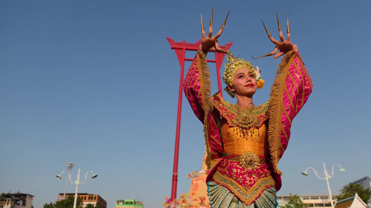 Vũ công Thái Lan truyền thống trong trang phục lộng lẫy biểu diễn tại Cổng khổng lồ