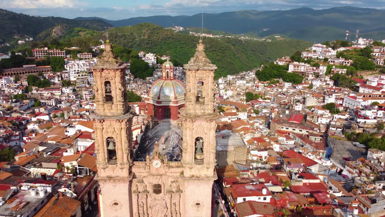 taxco es una ciudad en el estado de guerrero, famosa por la arquitectura colonial española