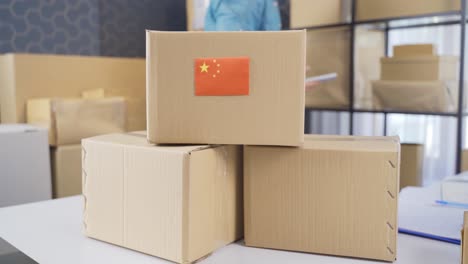 Flagge-Chinas-Auf-Einem-Logistikfrachtpaket.