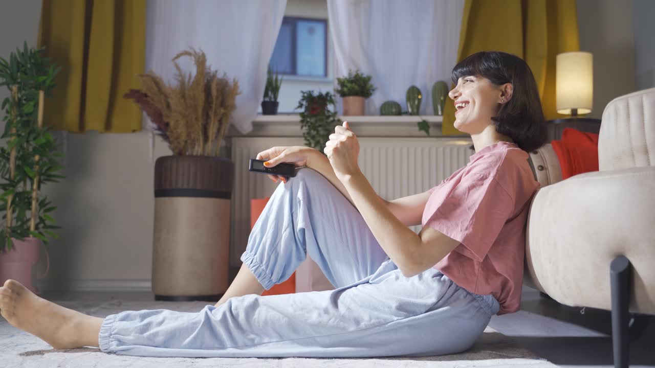 텔레비전을 보는 여자는 기 ⁇ 합니다.