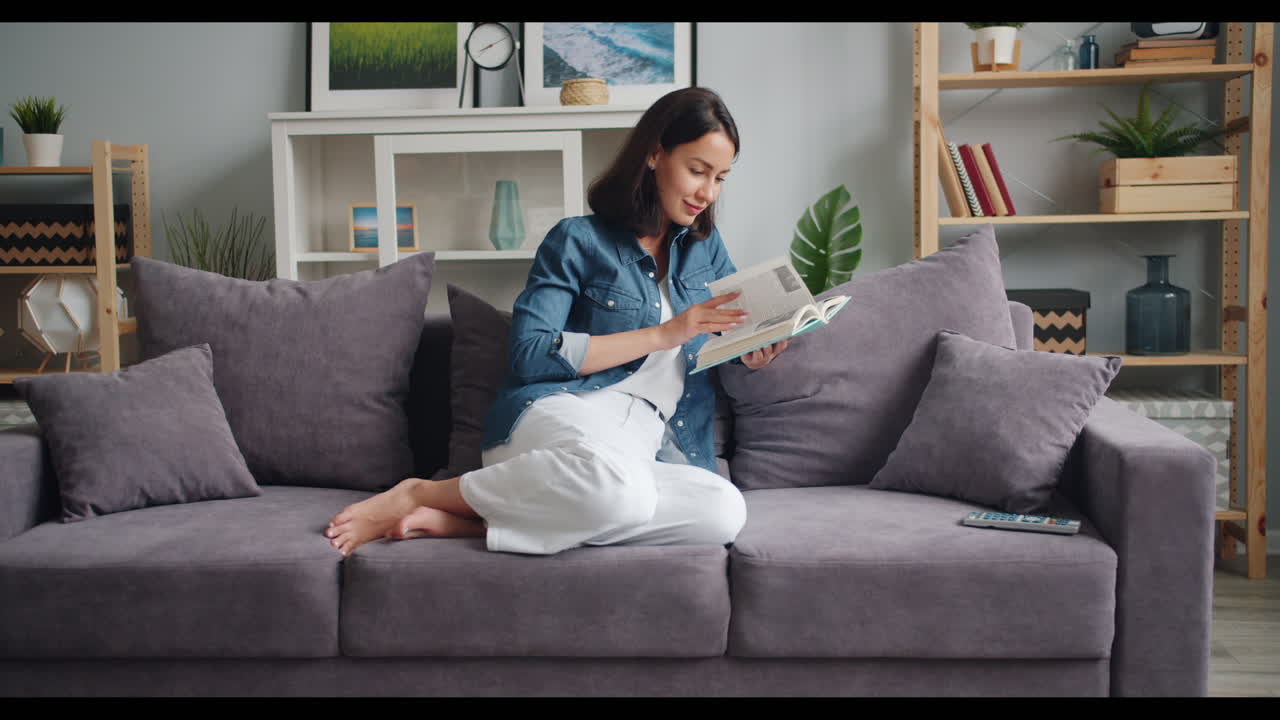 소파 에서 책 을 읽는 여자