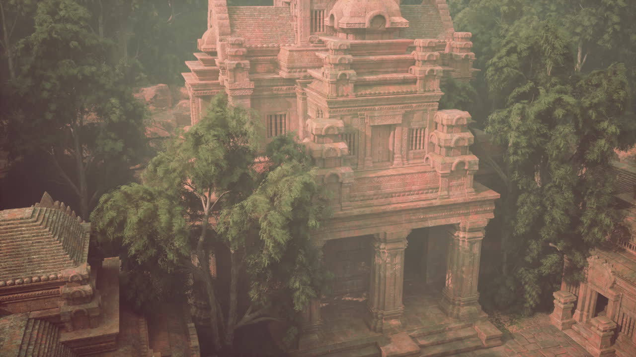 antiguo templo rodeado de árboles