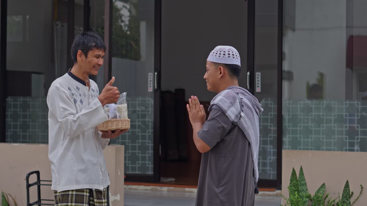 Pria Muslim memberikan beras Zakat Fitrah kepada orang yang membutuhkan.
