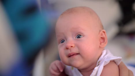 retrato de una niña de ojos azules