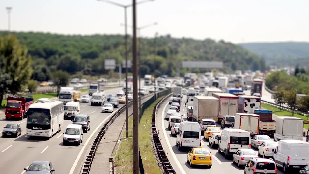 고속도로의 차량 교통 체증 시간 지연 3