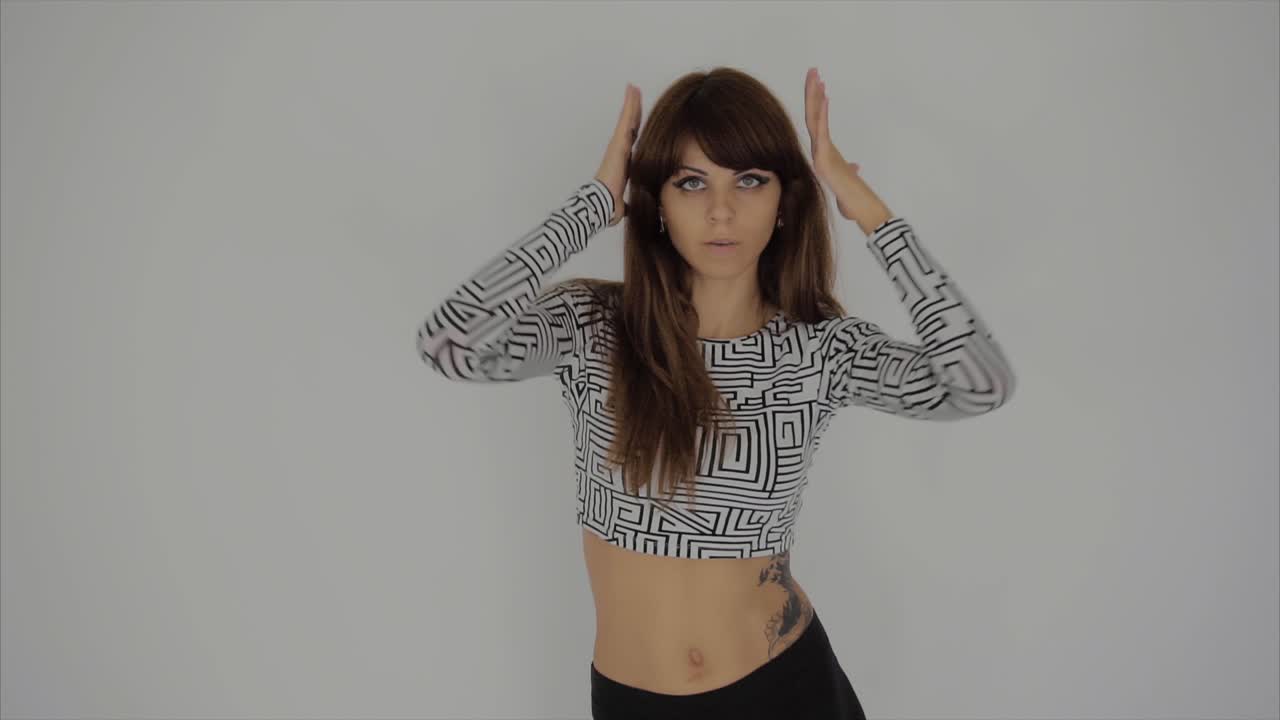 mujer en movimiento, posando artísticamente