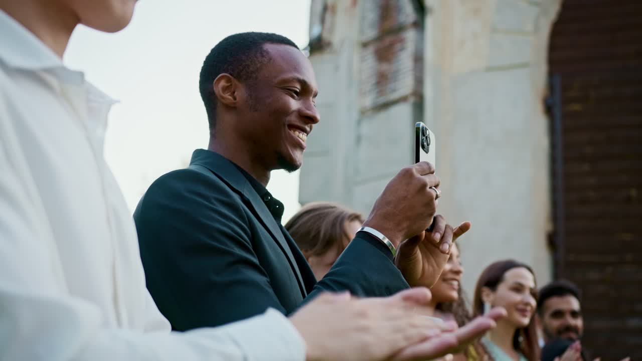 Persone che catturano l'evento con i loro smartphone
